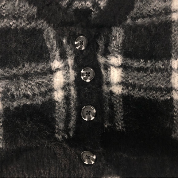 Woman’s Cropped Black and White Plaid So Sweater - Picture 6 of 7